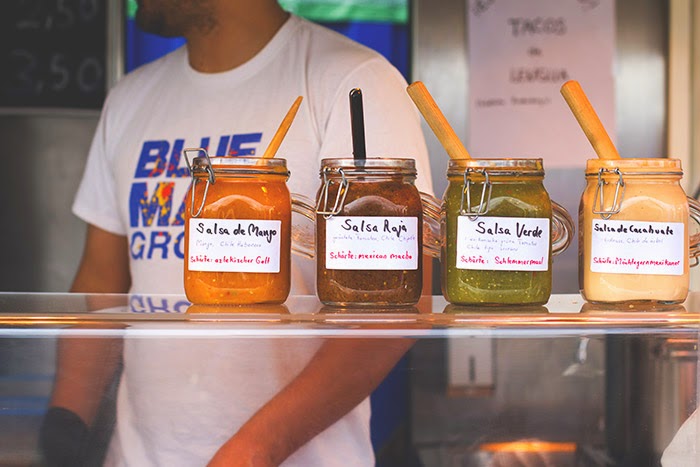 Street Food Festival in Köln bei Jack in the Box im März 2015 Saucenauswahl von Los Carnales zu Tacos und Quesadillas auf dem Street Food Festival in Köln