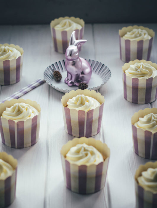 Rezept für saftige Carrot Cupcakes – klassischer Carrot Cake oder Rüblikuchen in Cupcake-Form | moeyskitchen.com #cupcakes #carrotcupcakes #carrotcake #möhrenkuchen #rüblikuchen #rüblitorte #ostern #carrotcakecupcakes #backen #rezepte #foodblogger