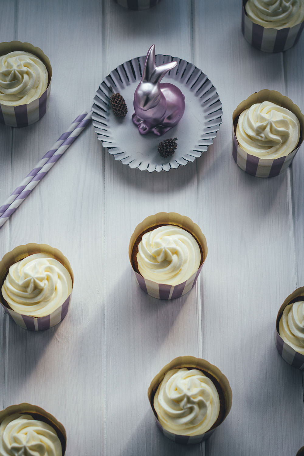 Rezept für saftige Carrot Cupcakes – klassischer Carrot Cake oder Rüblikuchen in Cupcake-Form | moeyskitchen.com #cupcakes #carrotcupcakes #carrotcake #möhrenkuchen #rüblikuchen #rüblitorte #ostern #carrotcakecupcakes #backen #rezepte #foodblogger