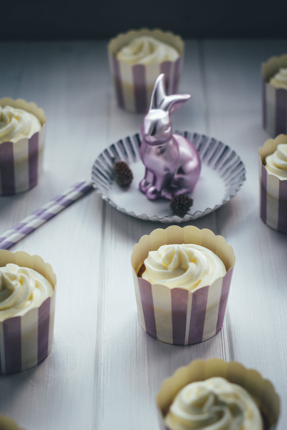 Rezept für saftige Carrot Cupcakes – klassischer Carrot Cake oder Rüblikuchen in Cupcake-Form | moeyskitchen.com #cupcakes #carrotcupcakes #carrotcake #möhrenkuchen #rüblikuchen #rüblitorte #ostern #carrotcakecupcakes #backen #rezepte #foodblogger