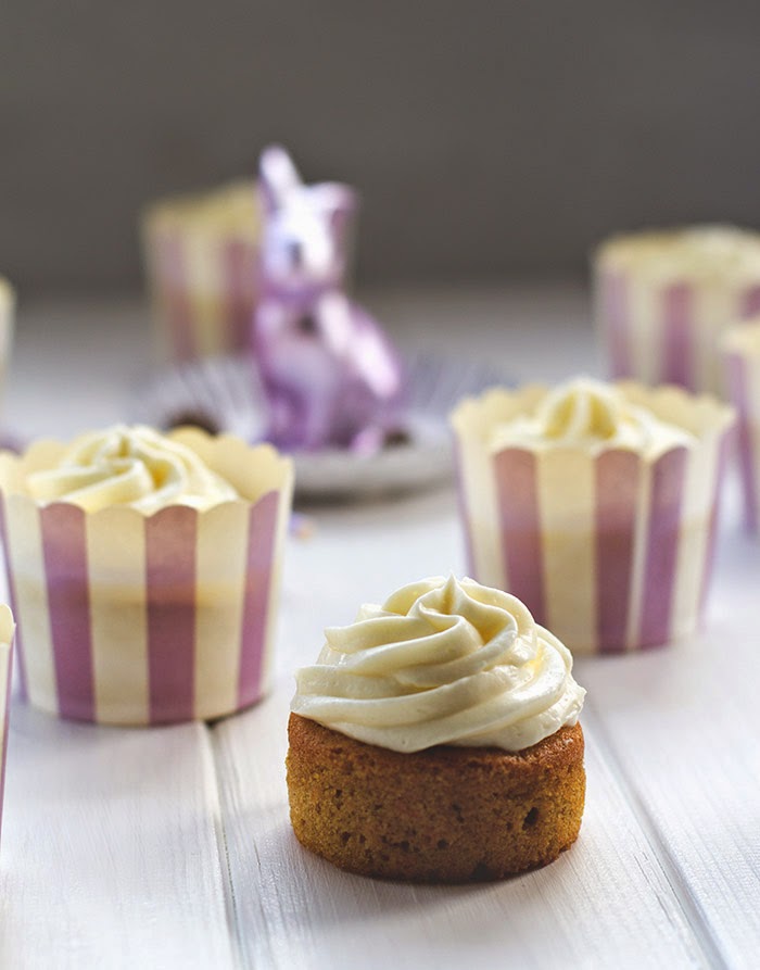 Schmecken nicht nur zu Ostern: Saftige Carrot (Cake) Cupcakes mit Creamcheese-Frosting saftiger Möhren-Cupcake mit cremigem Frischkäse-Frosting