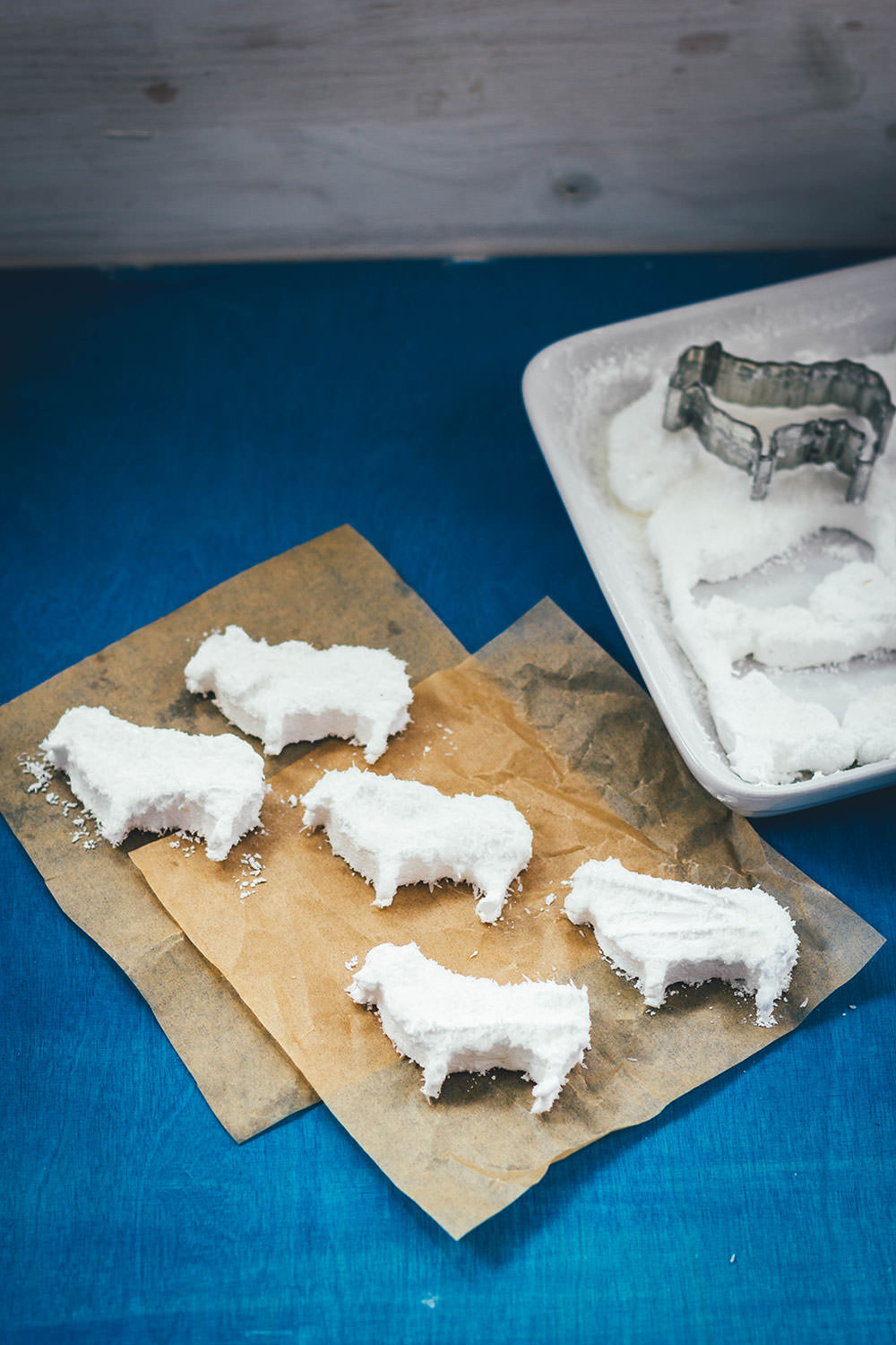 Süße Kokos-Marshmallows in Form von Schäfchen sind eine tolle Idee für Ostern! | moeyskitchen.com