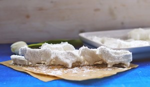 Süße Kokos-Marshmallows in Form von Schäfchen sind eine tolle Idee für Ostern! | moeyskitchen.com