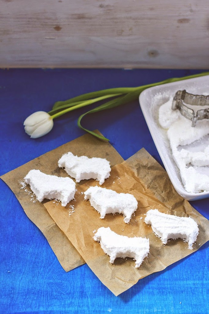 Blitzschnelle DIY-Idee für die Ostertafel: Süße Marshmallow-Kokos-Schäfchen kleine Schafherde auf der Ostertafel, ausgestochen aus Marshmallowmasse, dekoriert mit Kokosflocken