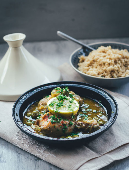 Rezept für Tajine (Tagine) - orientalisches Schmorgericht mit Hähnchenschenkel, Oliven und Zitrone, serviert mit Couscous | moeyskitchen.com #tajine #tagine #hähnchen #oliven #zitronen #levanteküche #orientalischeküche #couscous #rezepte #foodblogger #kochen #abendessen