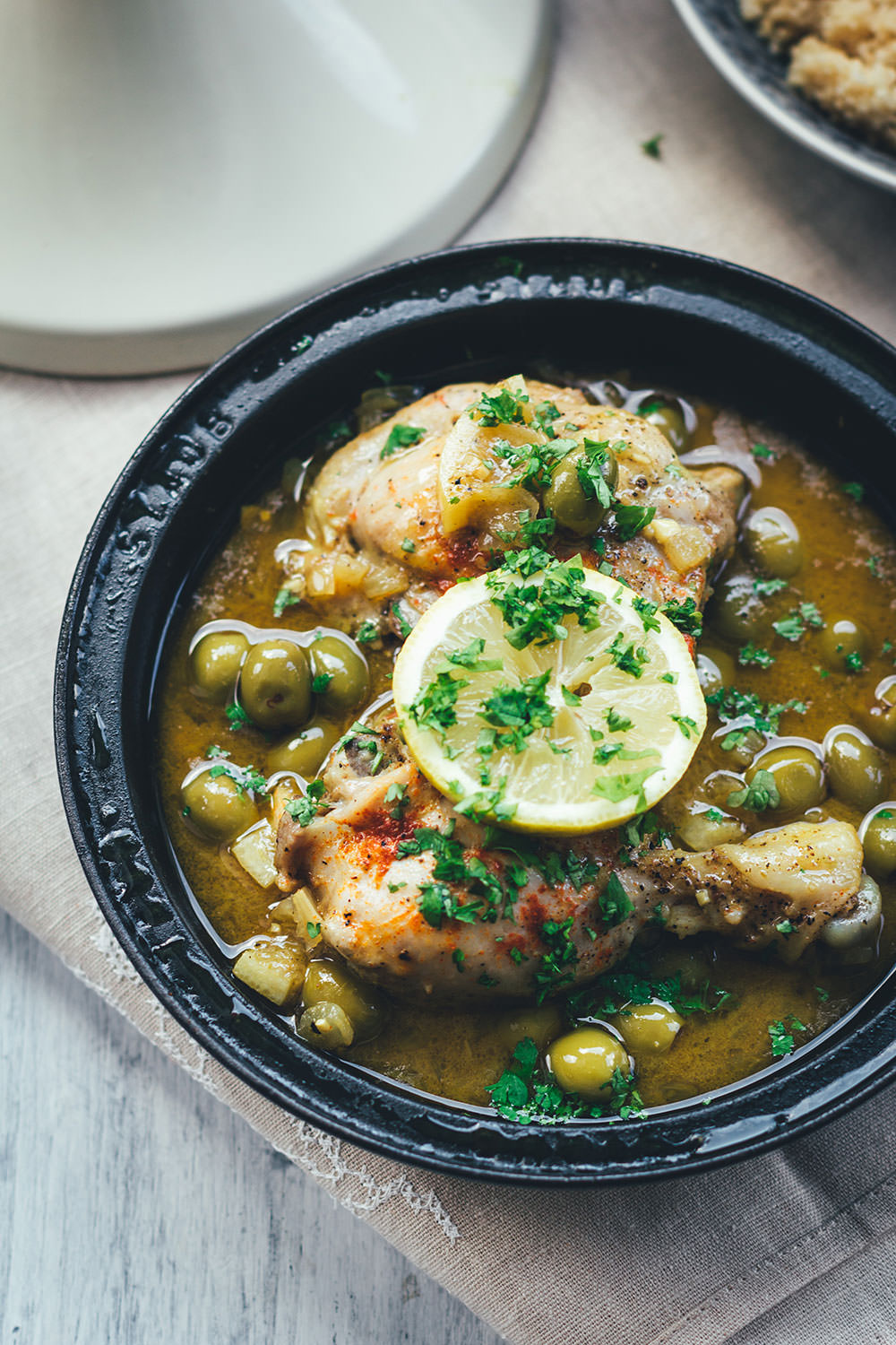 Rezept für Tajine (Tagine) - orientalisches Schmorgericht mit Hähnchenschenkel, Oliven und Zitrone, serviert mit Couscous | moeyskitchen.com #tajine #tagine #hähnchen #oliven #zitronen #levanteküche #orientalischeküche #couscous #rezepte #foodblogger #kochen #abendessen