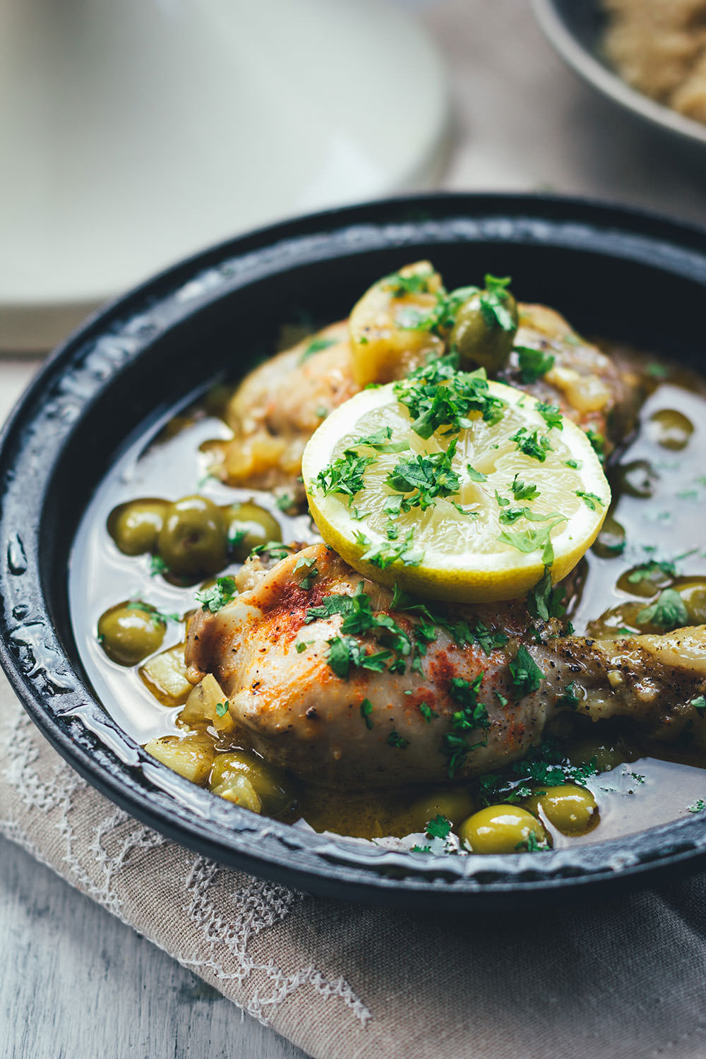 Rezept für Tajine (Tagine) - orientalisches Schmorgericht mit Hähnchenschenkel, Oliven und Zitrone, serviert mit Couscous | moeyskitchen.com #tajine #tagine #hähnchen #oliven #zitronen #levanteküche #orientalischeküche #couscous #rezepte #foodblogger #kochen #abendessen