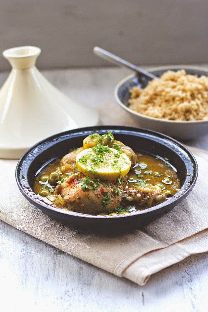 Rezept für Tajine mit Hähnchenschenkel, Oliven und Zitrone Tajinegericht mit Hähnchen, Oliven und Zitrone, in der Tagine und mit Couscous serviert