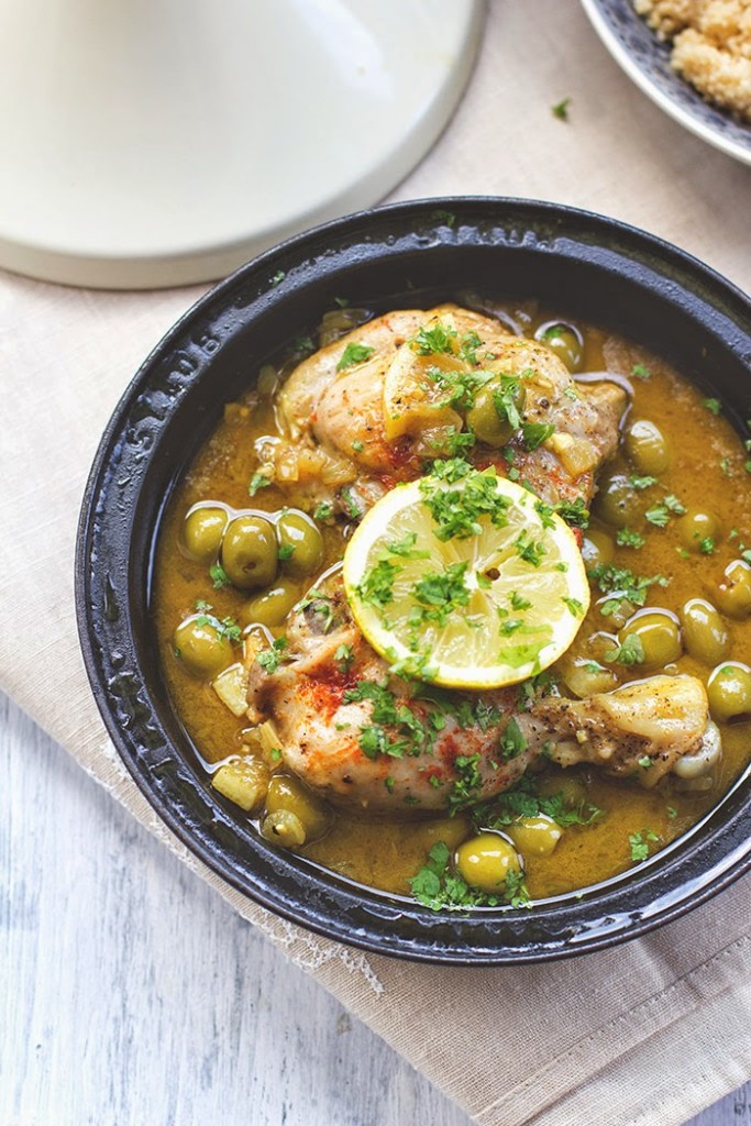 Rezept für Tajine mit Hähnchenschenkel, Oliven und Zitrone frisch gekochte Tajine (Tagine) mit Hähnchen, grünen Oliven, Zitrone und Couscous