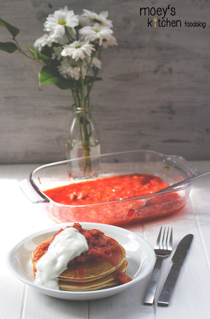 frische Buttermilchpfannkuchen mit ofengerösteten Erdbeeren und Rhabarber für REWE regional #7xregional