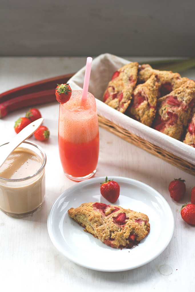 Sonntagsfrühstück deluxe mit Erdbeer-Sahne-Scones, Rhabarber-Curd aus dem Thermomix und frischer Erdbeer-Limo