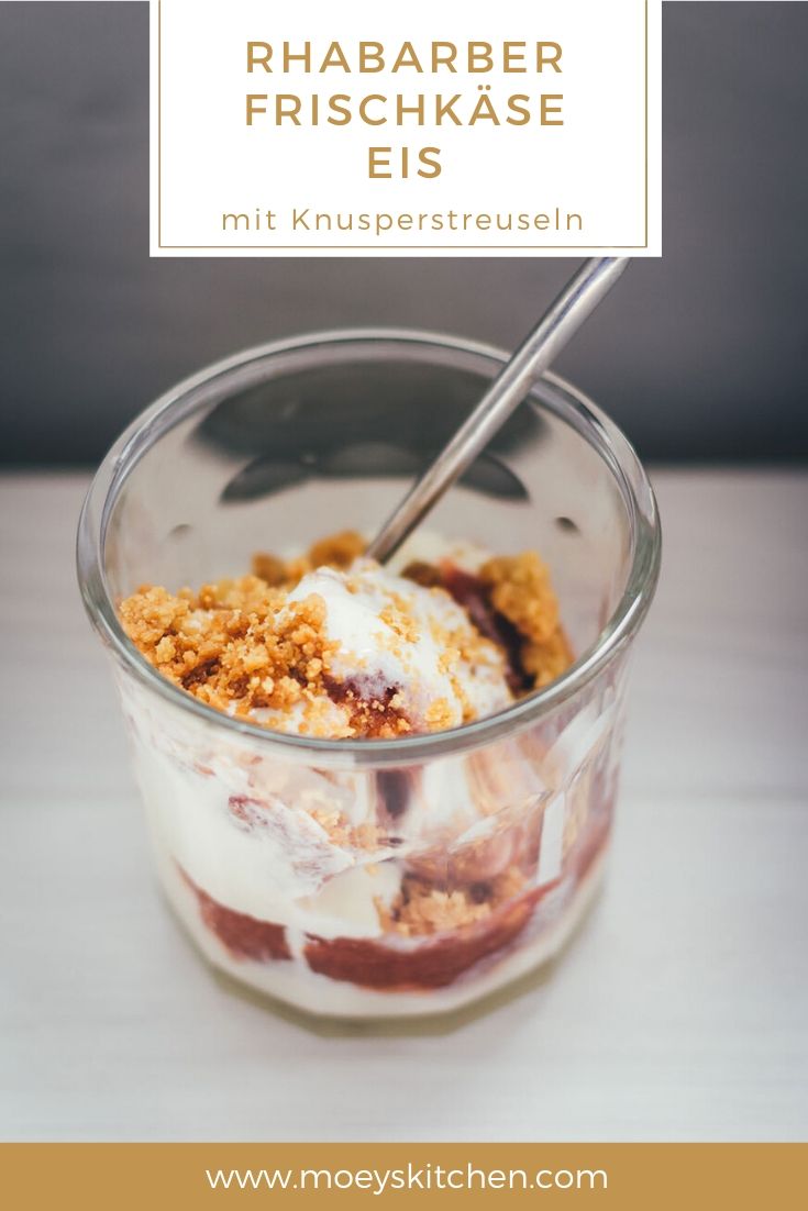 Rezept für cremiges Rhabarber-Frischkäse-Eis mit Streuseln | mit frisch gekochtem Rhabarber-Kompott und selbst gebackenen Streuseln | moeyskitchen.com #eis #eiscreme #rhabarber #rhabarbereis #eisselbermachen #rezepte #foodblogger