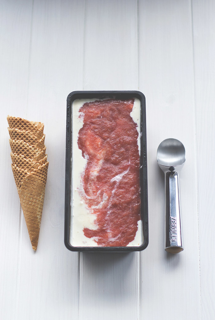 Eiszeit: Rezept für super leckeres Rhabarber-Frischkäse-Eis mit Streuseln - der Sommer kann kommen! Eiszeit: Rezept für super leckeres Rhabarber-Frischkäse-Eis mit Streuseln - der Sommer kann kommen!