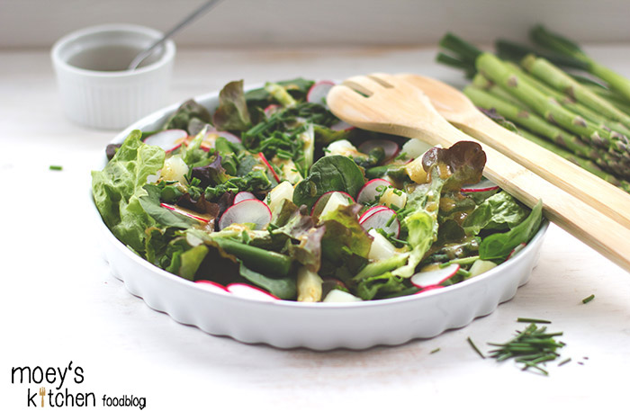 frischer grüner Blattsalat mit Spargel, Radieschen und Schnittlauch mit Honig-Senf-Dressing für 7xregional REWE Regional