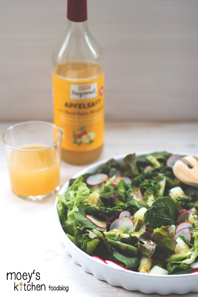 #7xregional mit REWE Regional - Gedanken zu regionalen Produkten und leckere regionale Rezepte Salat mit Spargel, Radieschen und Honig-Senf-Dressing, dazu Apfelsaft von REWE Regional für #7xregional