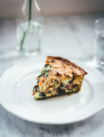 Rezept für deftige Spinat-Bacon-Quiche mit grünem Spinat-Ricotta-Boden | gefüllt mit knusprigem Bacon, würzigem Cheddar und frischem Spinat | moeyskitchen.com #quiche #tarte #spinat #bacon #cheddar #rezept #dinner #lunch #backen #foodblogger #rezepte