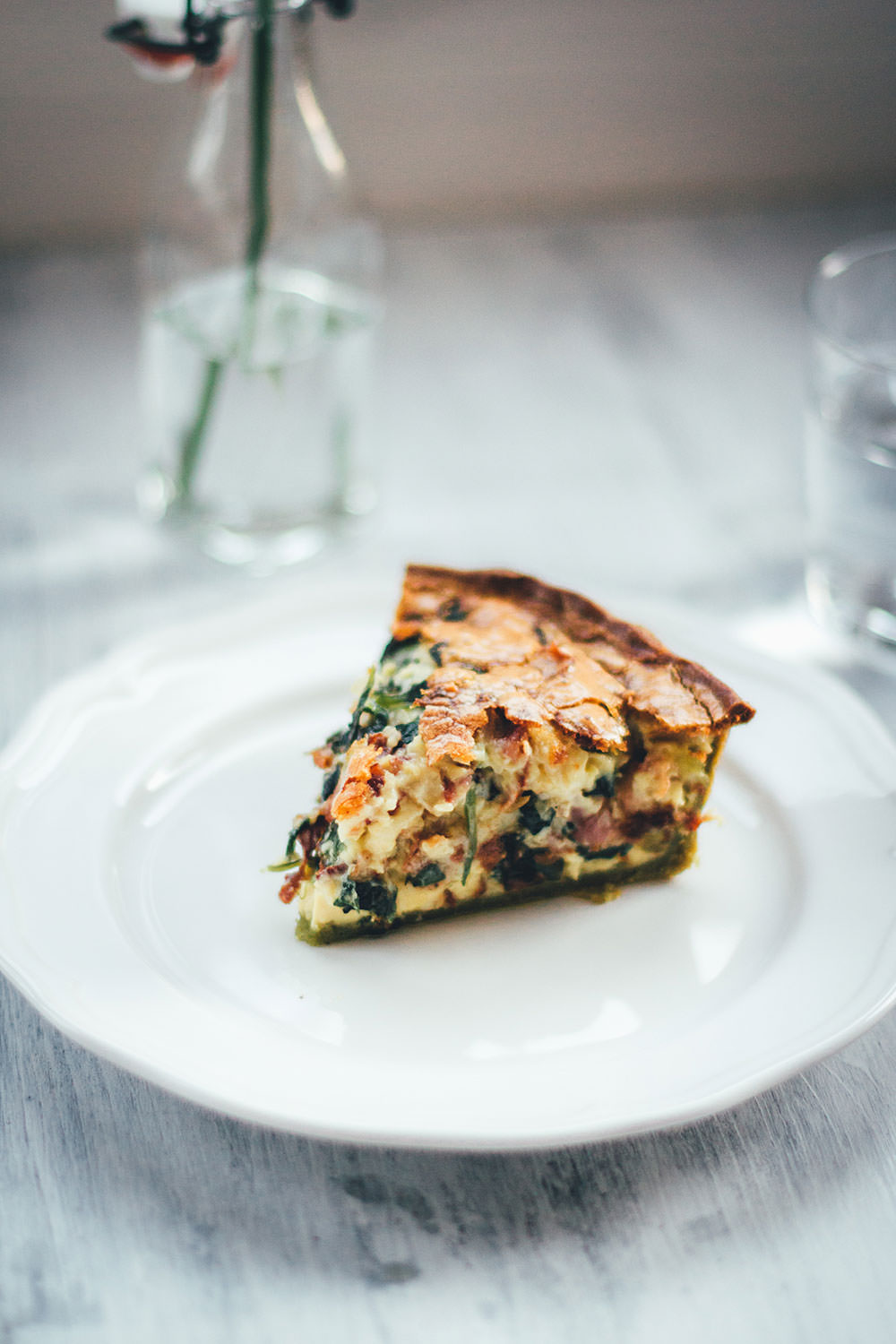 Rezept für deftige Spinat-Bacon-Quiche mit grünem Spinat-Ricotta-Boden | gefüllt mit knusprigem Bacon, würzigem Cheddar und frischem Spinat | moeyskitchen.com #quiche #tarte #spinat #bacon #cheddar #rezept #dinner #lunch #backen #foodblogger #rezepte