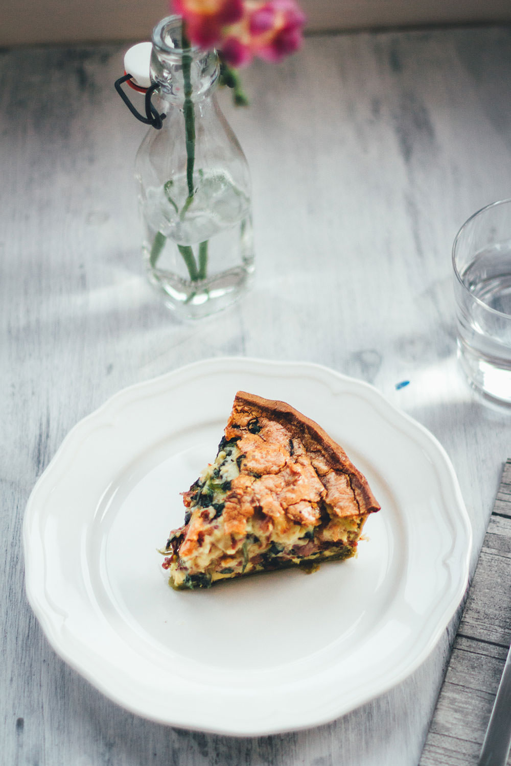 Rezept für deftige Spinat-Bacon-Quiche mit grünem Spinat-Ricotta-Boden | gefüllt mit knusprigem Bacon, würzigem Cheddar und frischem Spinat | moeyskitchen.com #quiche #tarte #spinat #bacon #cheddar #rezept #dinner #lunch #backen #foodblogger #rezepte