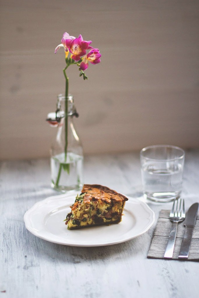 Spinat-Quiche mit Bacon und grünem Spinatboden