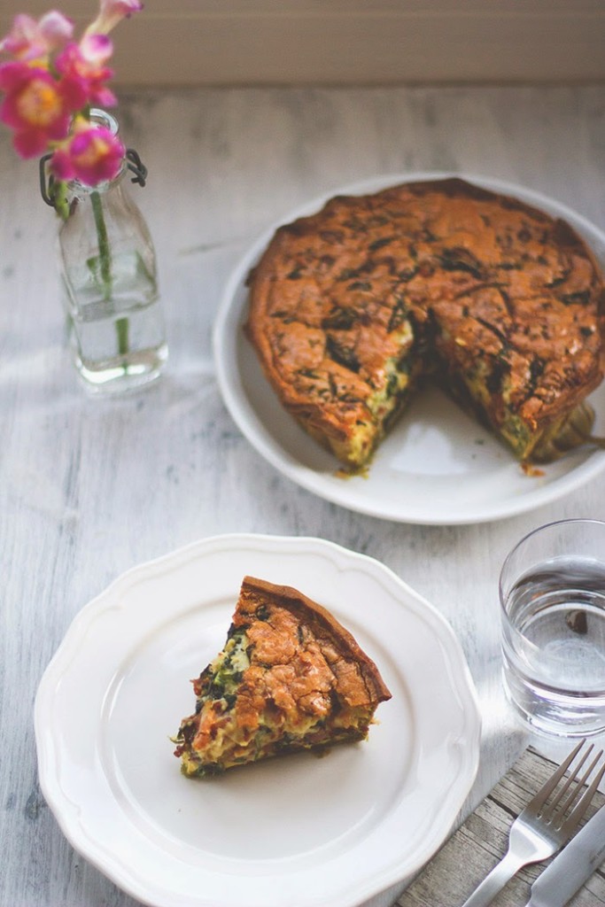 Spinat-Quiche mit Bacon und grünem Spinatboden