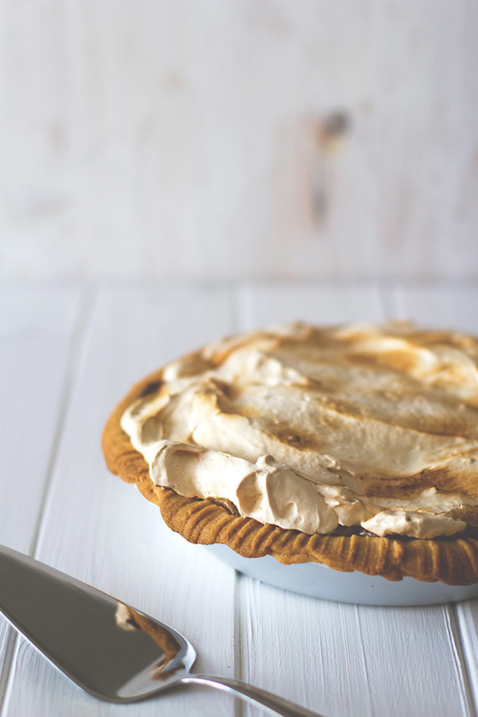 Zum Abschluss der diesjährigen Rhabarber-Saison: Rhabarber-Baiser-Pie aus Mürbeteigboden, Rhabarber-Curd und Eischnee-Haube