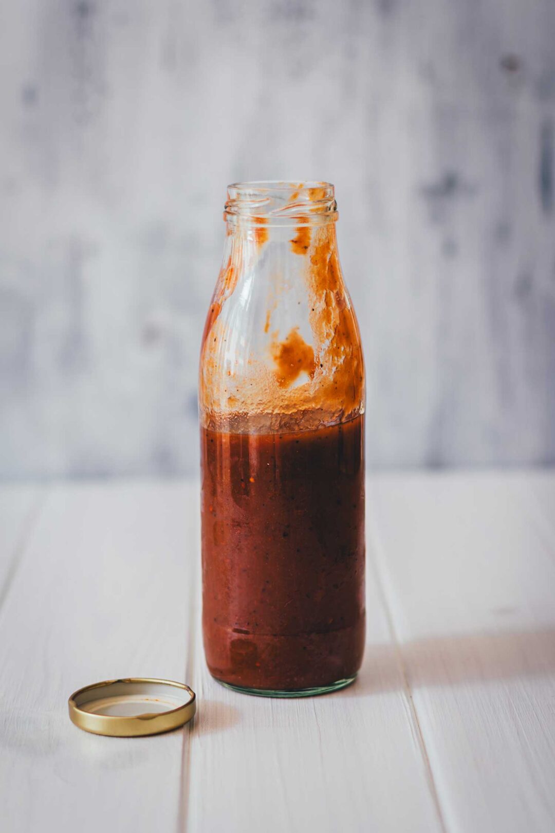 Süß-säuerliche Rhabarber-Grillsauce in einer Flasche als Rhabarberketchup serviert