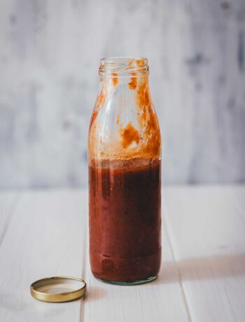Süß-säuerliche Rhabarber-Grillsauce in einer Flasche als Rhabarberketchup serviert