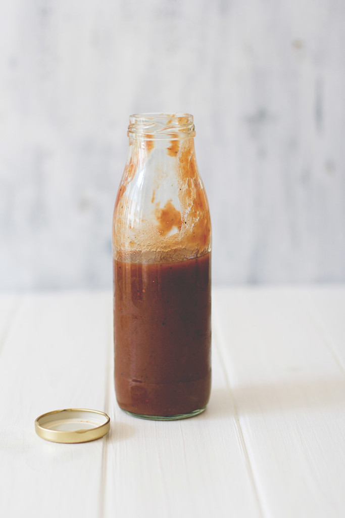 Rezept für die beste homemade Grillsauce: selbst gemachter Rhabarberketchup Rezept für die beste homemade Grillsauce: selbst gemachter Rhabarberketchup in einer Ketchupflasche
