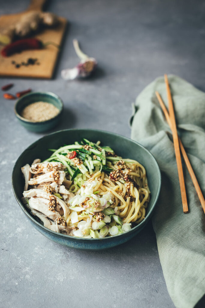 Asia Nudelsalat mit Hähnchen, Gurke und Sesam-Dressing | moeyskitchen.com