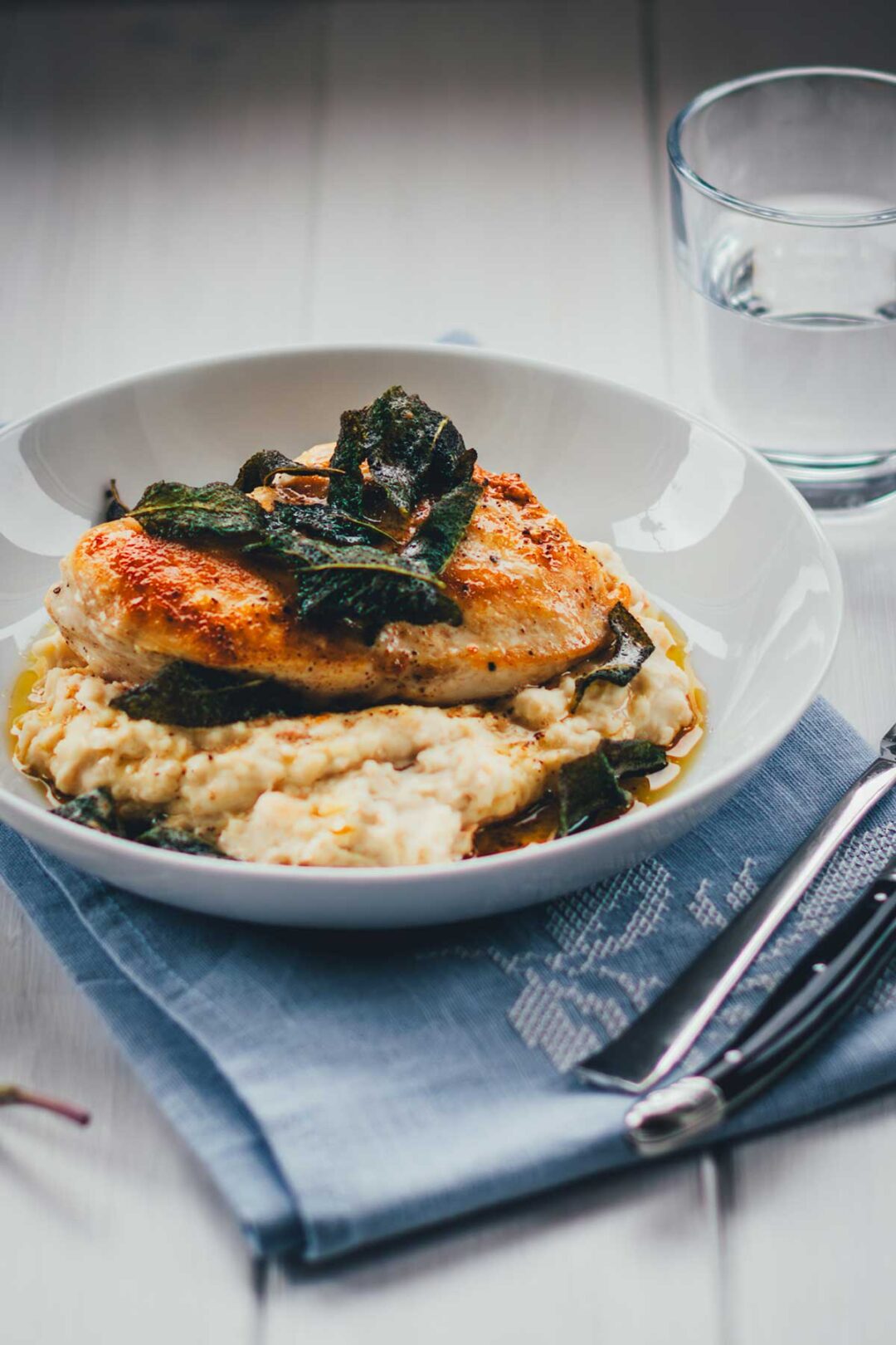 Rezept für gebratene Hähnchenbrust mit Bohnen-Ziegenfrischkäse-Püree und Salbeibutter. Zufällig low-carb und sooo lecker! Klingt aufwendig, steht aber in nur 30 Minuten auf dem Tisch und macht richtig was her! | moeyskitchen.com