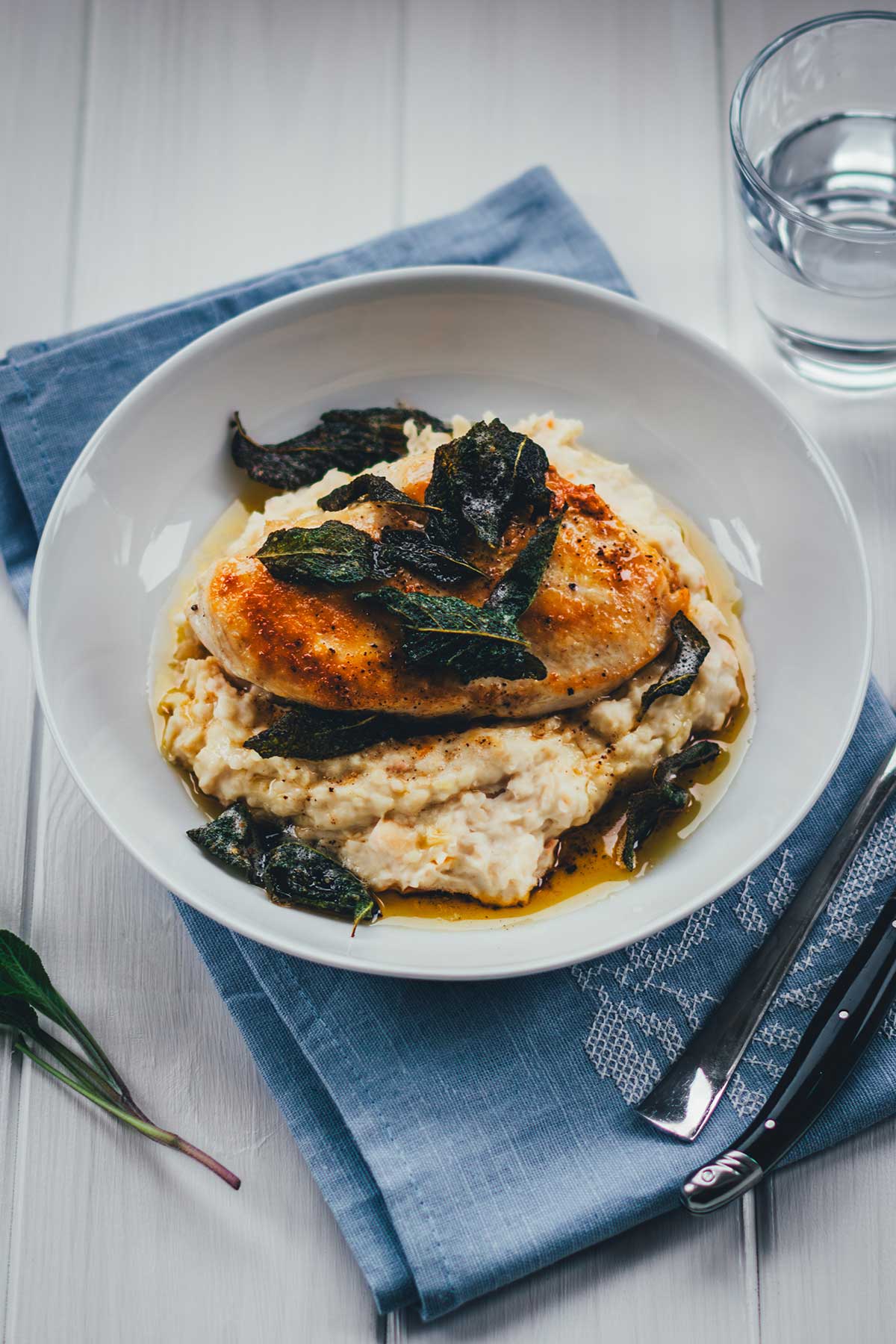Rezept für gebratene Hähnchenbrust mit Bohnen-Ziegenfrischkäse-Püree und Salbeibutter. Zufällig low-carb und sooo lecker! Klingt aufwendig, steht aber in nur 30 Minuten auf dem Tisch und macht richtig was her! | moeyskitchen.com