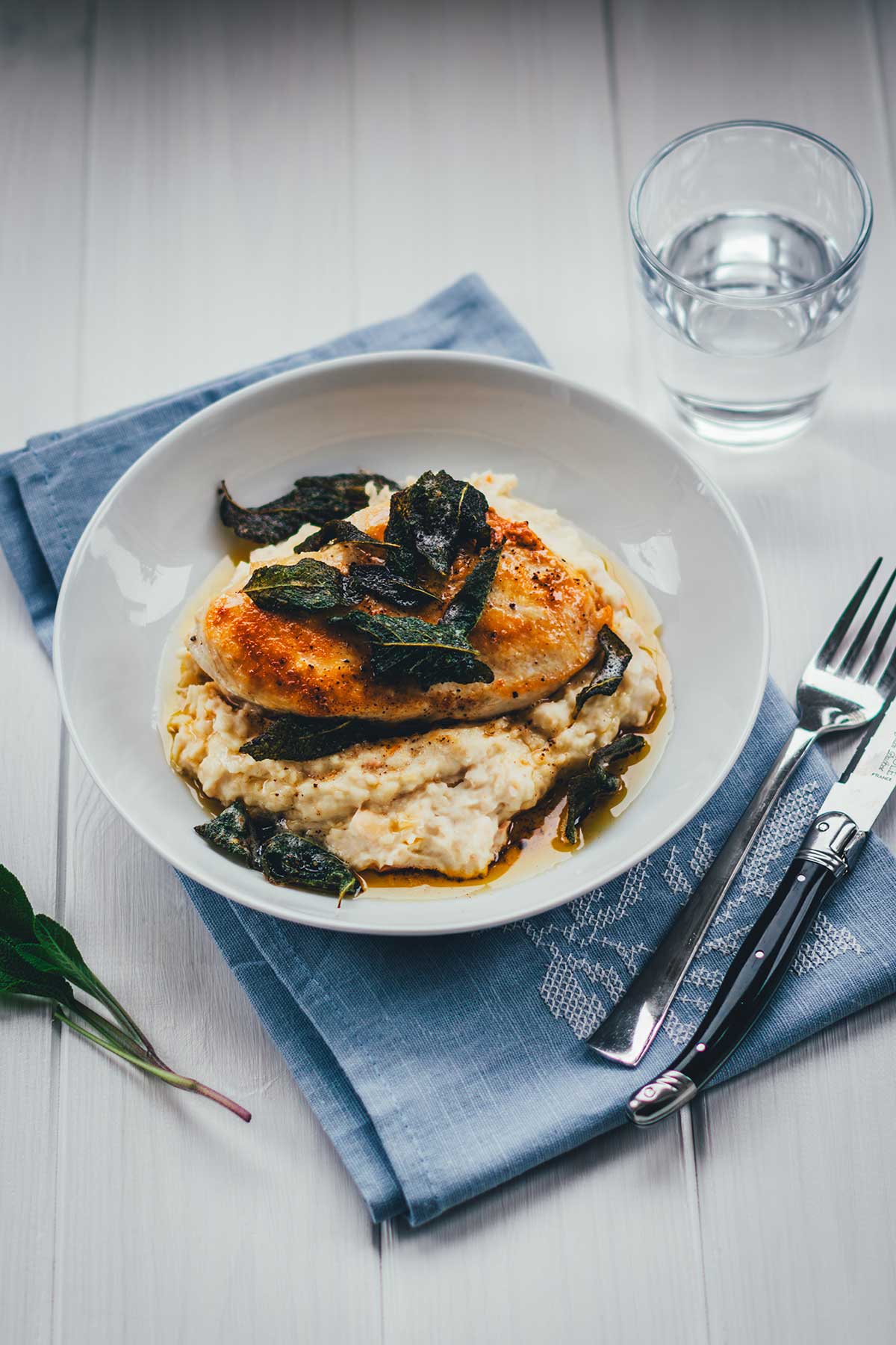 Rezept für gebratene Hähnchenbrust mit Bohnen-Ziegenfrischkäse-Püree und Salbeibutter. Zufällig low-carb und sooo lecker! Klingt aufwendig, steht aber in nur 30 Minuten auf dem Tisch und macht richtig was her! | moeyskitchen.com