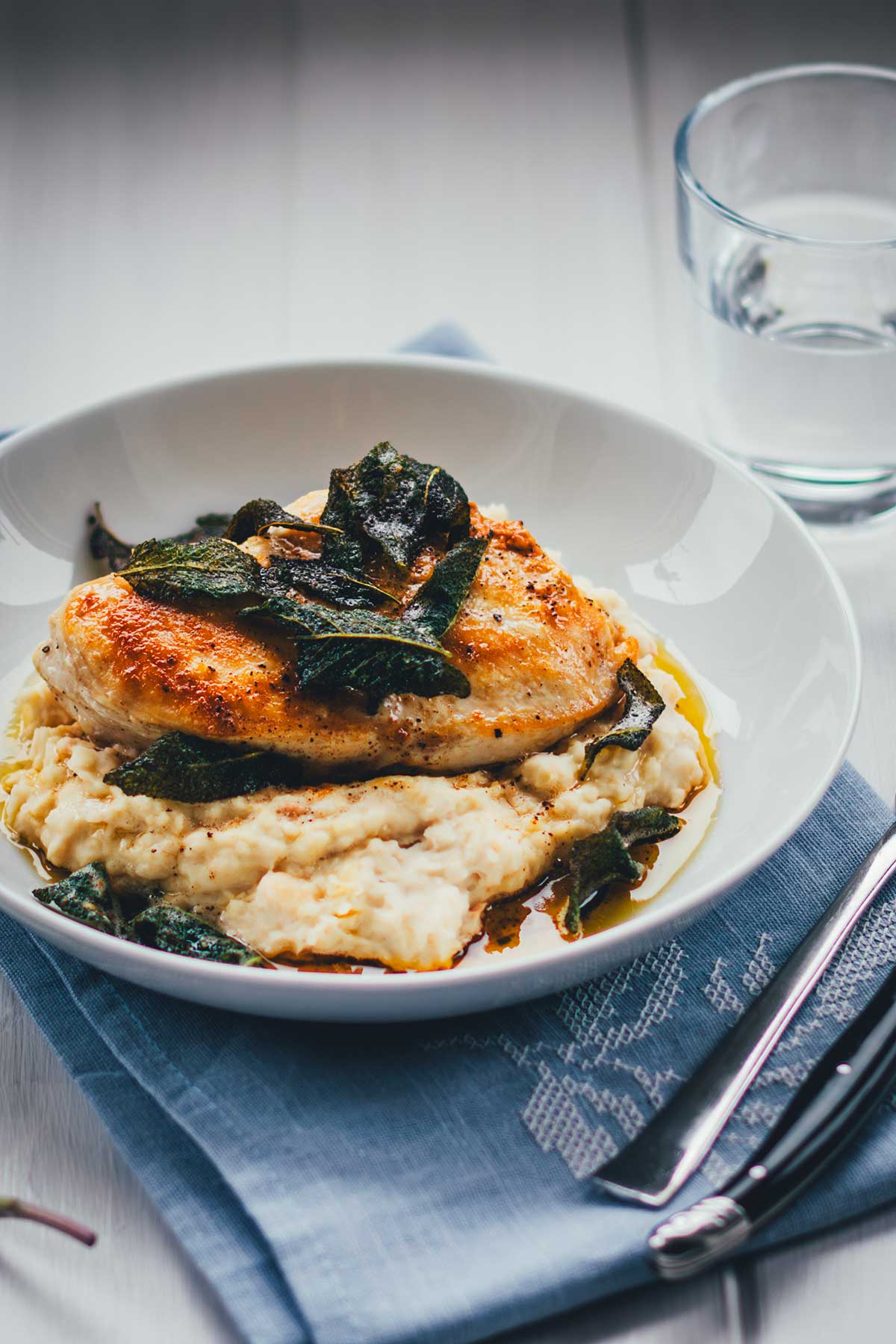Rezept für gebratene Hähnchenbrust mit Bohnen-Ziegenfrischkäse-Püree und Salbeibutter. Zufällig low-carb und sooo lecker! Klingt aufwendig, steht aber in nur 30 Minuten auf dem Tisch und macht richtig was her! | moeyskitchen.com