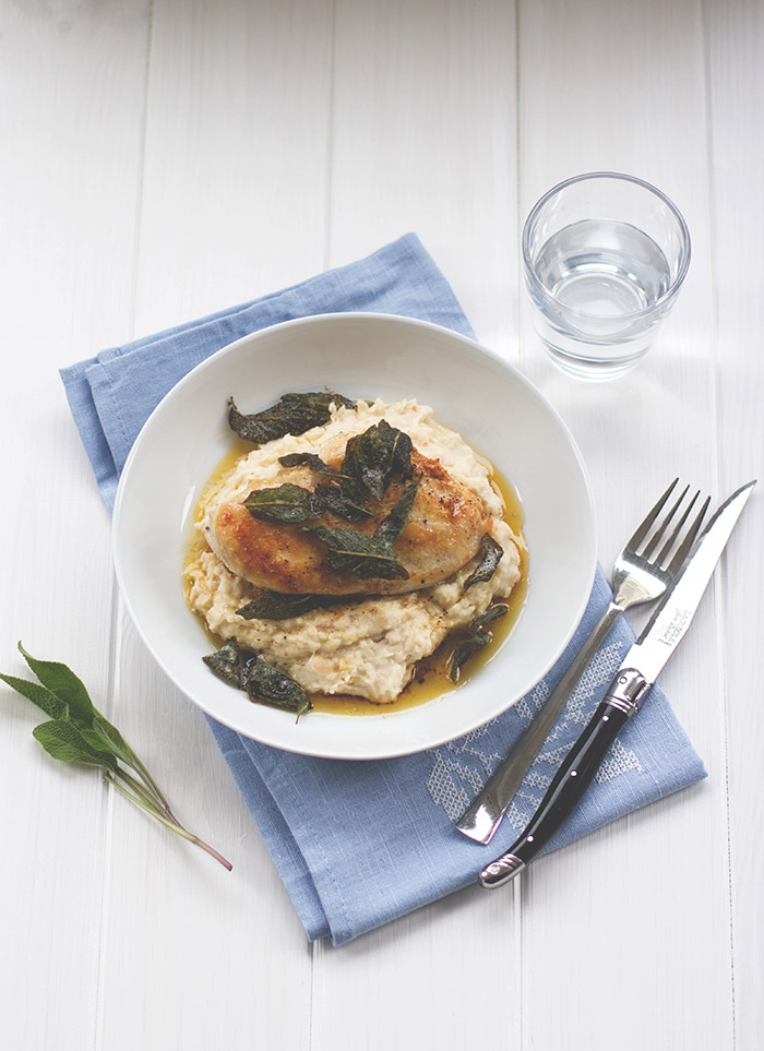 Rezept für schnelle Feierabendküche: Saftige Hähnchenbrust mit Bohnen-Ziegenfrischkäse-Püree und Salbeibutter Rezept für schnelle Feierabendküche: Saftige Hähnchenbrust mit Bohnen-Ziegenfrischkäse-Püree und Salbeibutter