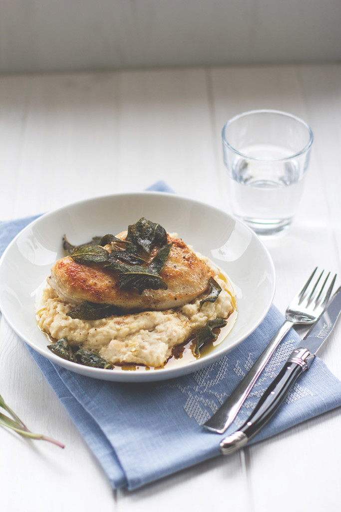 Rezept für schnelle Feierabendküche: Saftige Hähnchenbrust mit Bohnen-Ziegenfrischkäse-Püree und Salbeibutter Rezept für schnelle Feierabendküche: Saftige Hähnchenbrust mit Bohnen-Ziegenfrischkäse-Püree und Salbeibutter