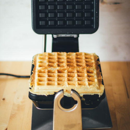 Rezept für dicke, knusprige Waffeln | belgische Waffeln, frisch gebacken und eingefroren zum Aufbacken im Toaster | moeyskitchen.com