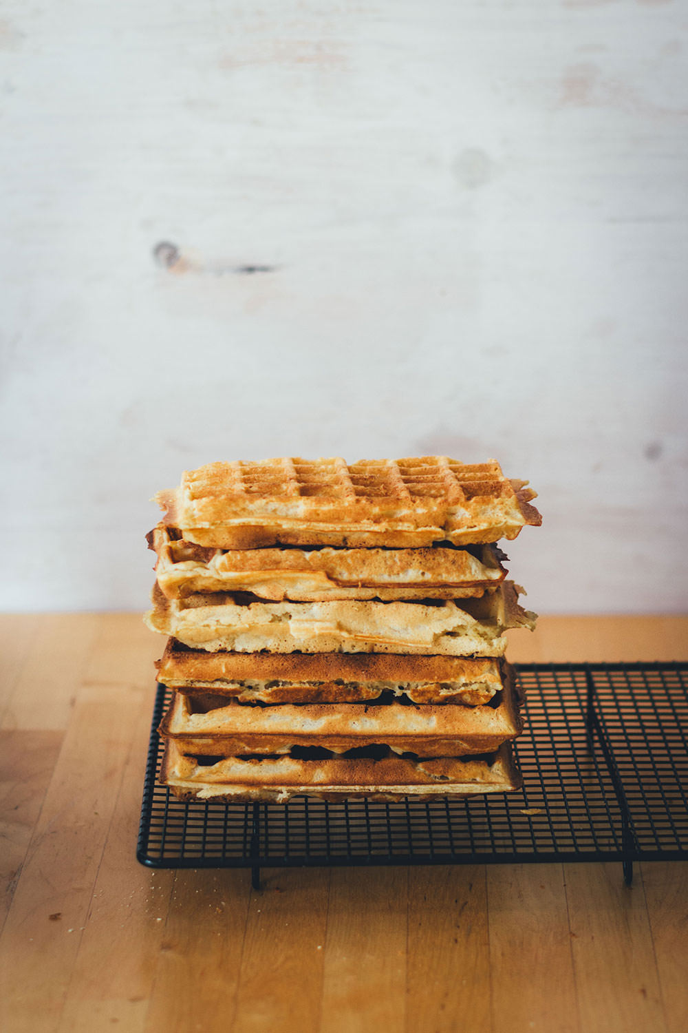 Rezept für dicke, knusprige Waffeln | belgische Waffeln, frisch gebacken und eingefroren zum Aufbacken im Toaster | moeyskitchen.com #waffeln #grundrezeptwaffeln #waffelnbacken #belgischewaffeln #brüsselerwaffeln #rezepte #foodblogger