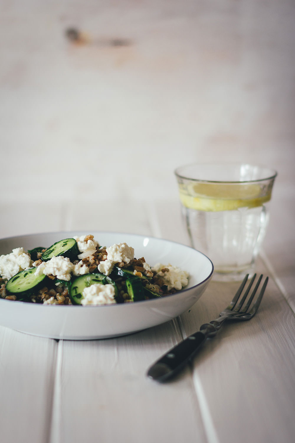 Rezept für Gurken-Dinkel-Salat | Gesunder und sättigender Gurkensalat mit vorgekochten Dinkelkörnern und Hüttenkäse | moeyskitchen.com #gurkensalat #gurken #salat #sommer #rezepte #foodblogger #dinkel #gesunderezepte