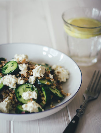 Rezept für Gurken-Dinkel-Salat | Gesunder und sättigender Gurkensalat mit vorgekochten Dinkelkörnern und Hüttenkäse | moeyskitchen.com #gurkensalat #gurken #salat #sommer #rezepte #foodblogger #dinkel #gesunderezepte