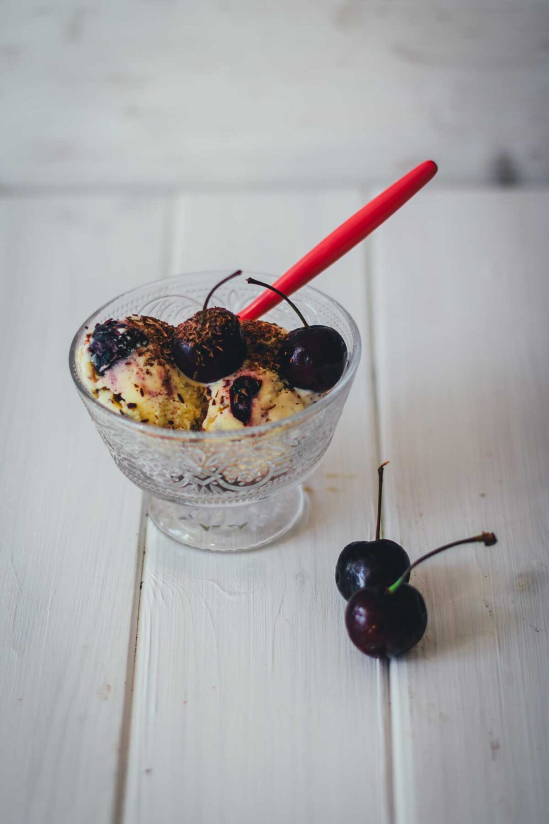 Cremiges Kirscheis mit frischen Kirschen, klassischer Vanille-Eisbasis und knackiger Schokolade. Ideal für heiße Sommertage und perfekt zum Vorbereiten! | moeyskitchen.com