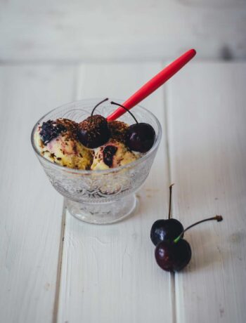 Cremiges Kirscheis mit frischen Kirschen, klassischer Vanille-Eisbasis und knackiger Schokolade. Ideal für heiße Sommertage und perfekt zum Vorbereiten! | moeyskitchen.com