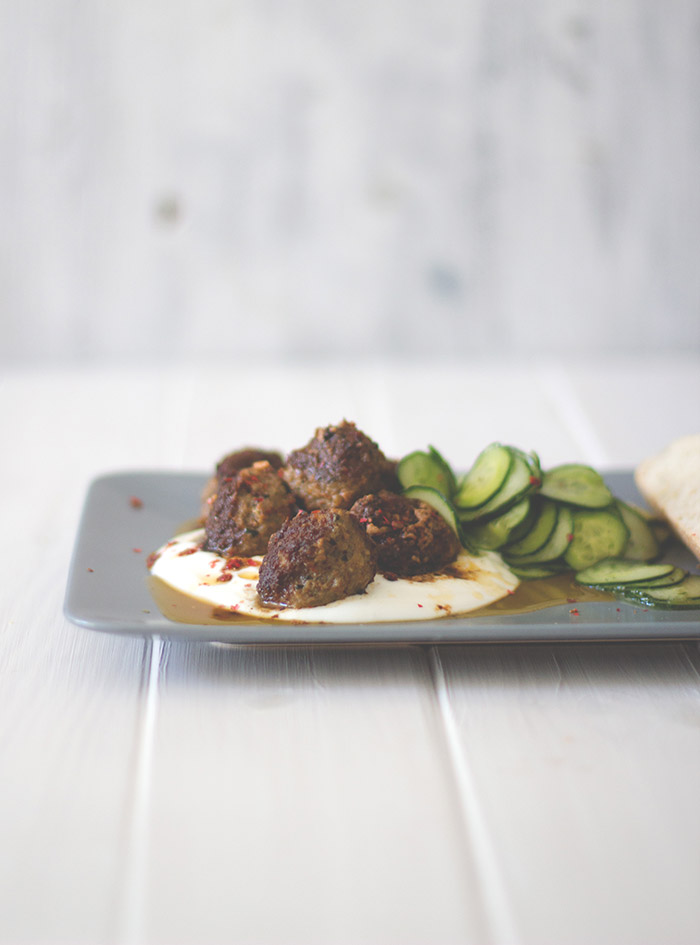 Sommeressen nach Feierabend: orientalische Lammhackbällchen in Chilisauce mit Gurkensalat und Fladenbrot Sommeressen nach Feierabend: orientalische Lammhackbällchen in Chilisauce mit Gurkensalat und Fladenbrot