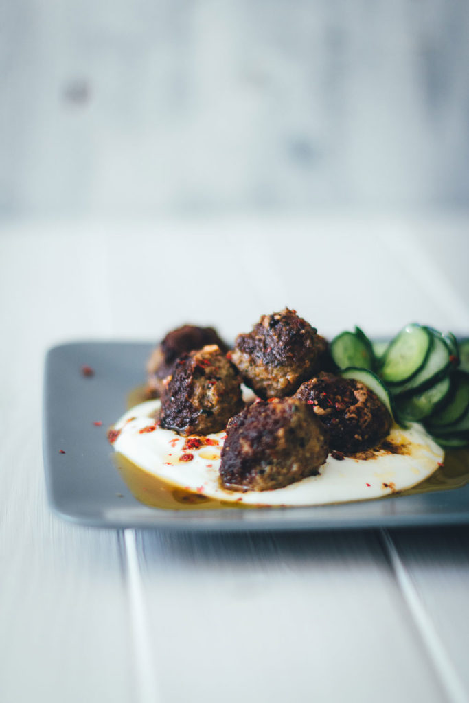 Orientalische Lammhackbällchen in Chilisauce mit Gurkensalat und ...