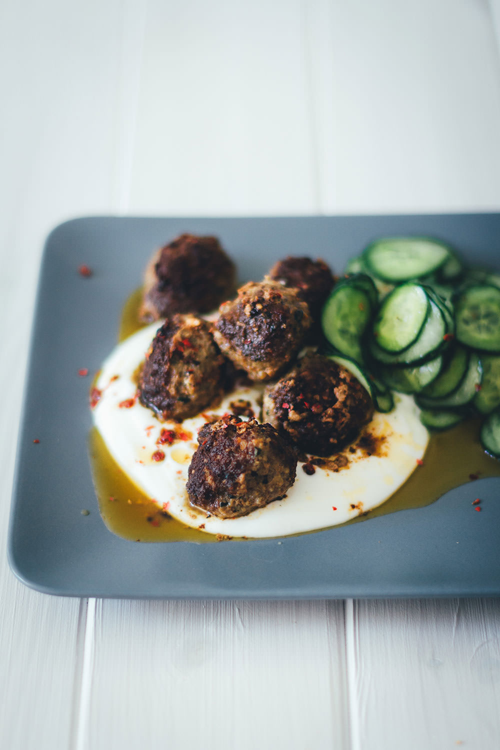 Rezept für orientalische Lammhackbällchen mit würziger Chilisauce und frischem Gurkensalat | Schnelle Feierabendküche im Sommer | moeyskitchen.com #lammhackbaellchen #hackbällchen #meatballs #lamm #feierabendküche #schnelleküche #schnellerezepte #rezepte #foodblogger #orientalischeküche #chilisauce