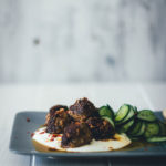 Rezept für orientalische Lammhackbällchen mit würziger Chilisauce und frischem Gurkensalat | Schnelle Feierabendküche im Sommer | moeyskitchen.com #lammhackbaellchen #hackbällchen #meatballs #lamm #feierabendküche #schnelleküche #schnellerezepte #rezepte #foodblogger #orientalischeküche #chilisauce