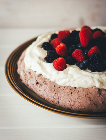 Rezept für Schoko-Pavlova mit Sommerbeeren | cremige Pavlova aus Baiser mit Schokolade, Sahne und bunten Beeren | moeyskitchen.com #pavlova #schokolade #schoko #baiser #meringue #beeren #sommerbeeren #sommerrezepte #foodblogger #rezepte #kuchen #backen #kuchenbacken