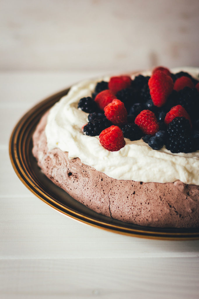 Schoko-Pavlova mit Schlagsahne und Sommerbeeren - moey&amp;#39;s kitchen foodblog