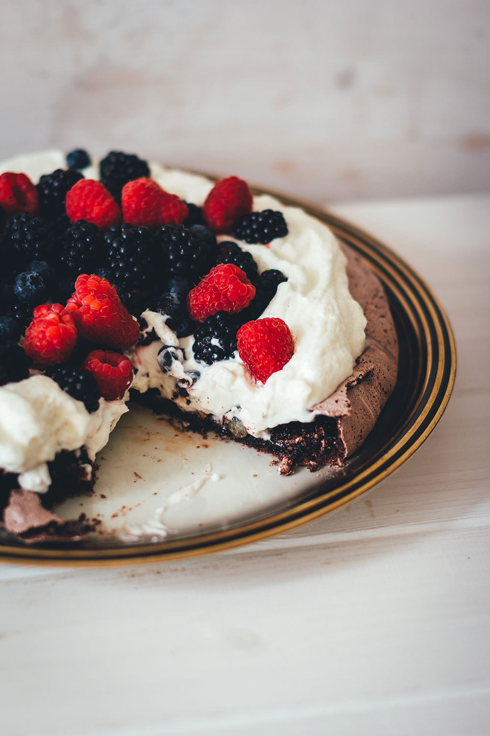 Rezept für Schoko-Pavlova mit Sommerbeeren | cremige Pavlova aus Baiser mit Schokolade, Sahne und bunten Beeren | moeyskitchen.com #pavlova #schokolade #schoko #baiser #meringue #beeren #sommerbeeren #sommerrezepte #foodblogger #rezepte #kuchen #backen #kuchenbacken