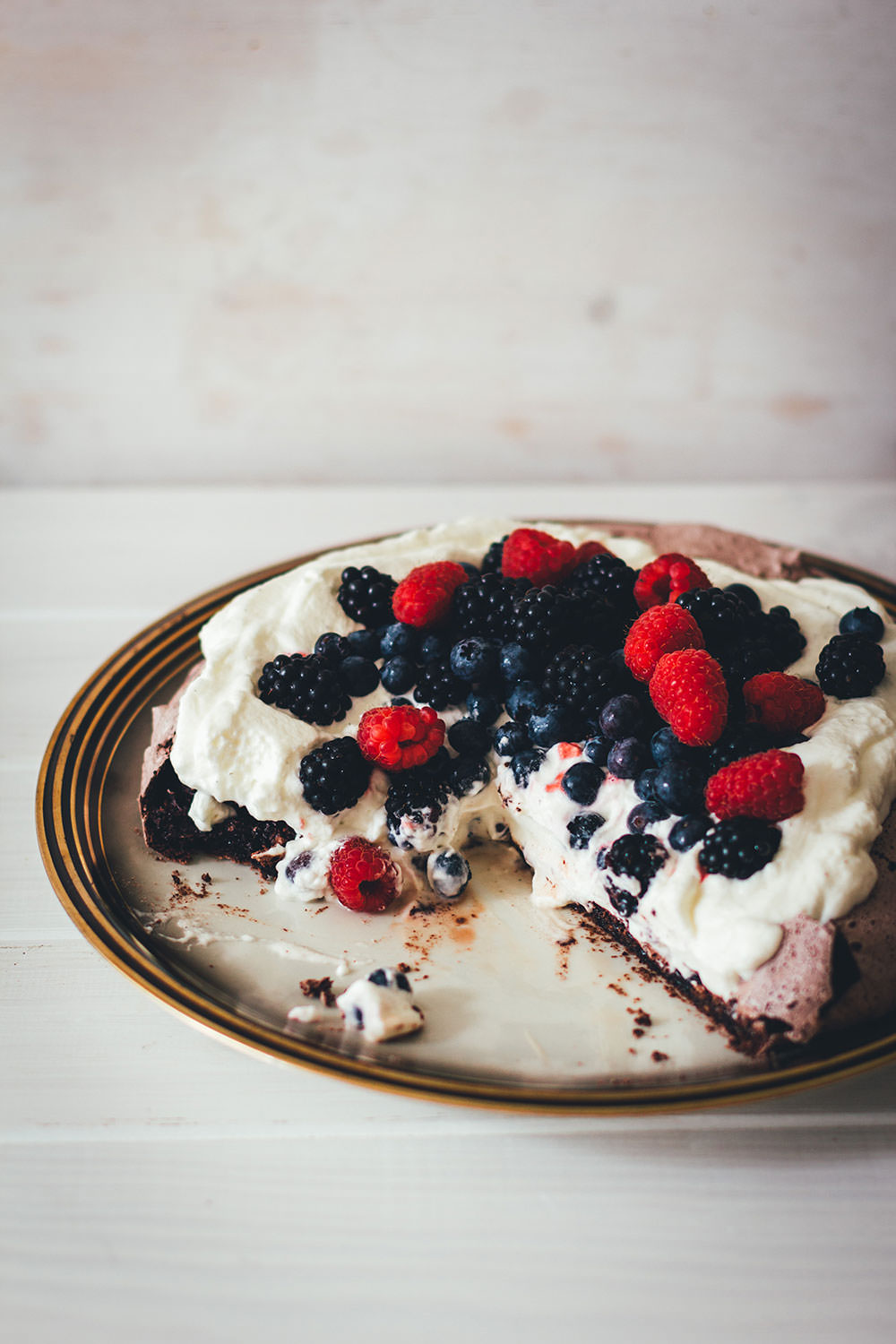 Rezept für Schoko-Pavlova mit Sommerbeeren | cremige Pavlova aus Baiser mit Schokolade, Sahne und bunten Beeren | moeyskitchen.com #pavlova #schokolade #schoko #baiser #meringue #beeren #sommerbeeren #sommerrezepte #foodblogger #rezepte #kuchen #backen #kuchenbacken