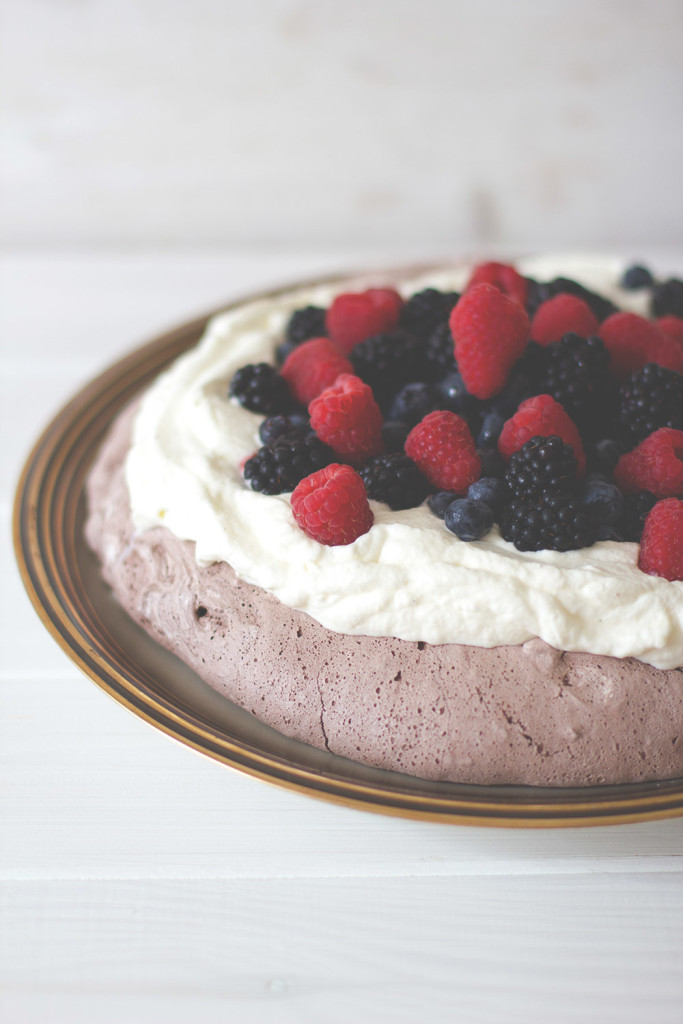 Schoko-Pavlova (Baiser mit Schokolade und Kakao) mit Schlagsahne und Sommerbeeren: Himbeeren, Brombeeren und Blaubeeren Schoko-Pavlova (Baiser mit Schokolade und Kakao) mit Schlagsahne und Sommerbeeren: Himbeeren, Brombeeren und Blaubeeren